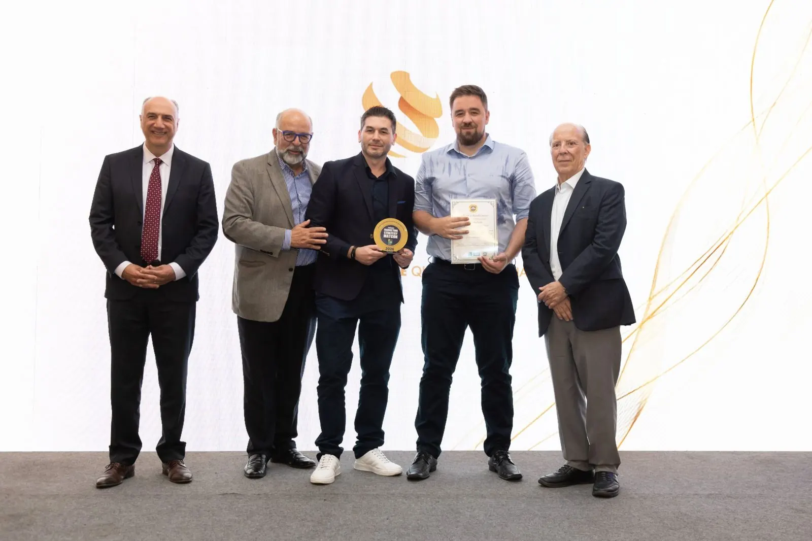 Equipe da Expert recebe o prêmio no palco